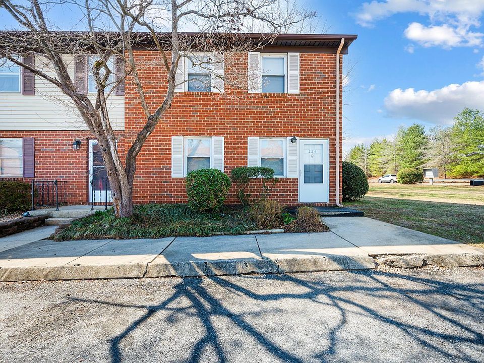 1st image of 224 Fountain Dr