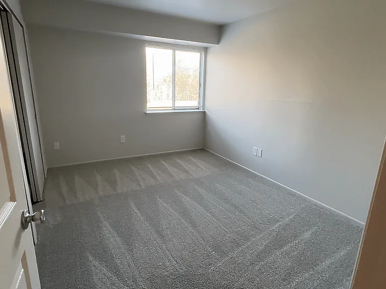 Three Oaks Apartments — Photo 37