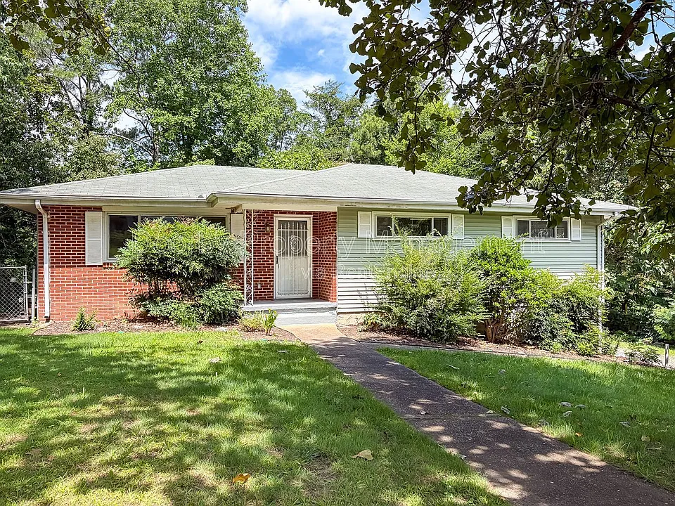 1127 Clermont Dr