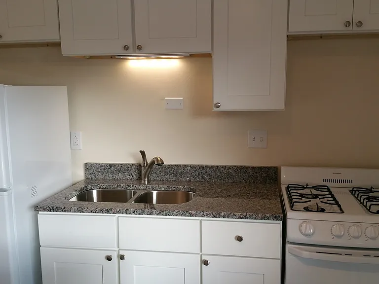 1441 N Franklin Pl — Photo 3