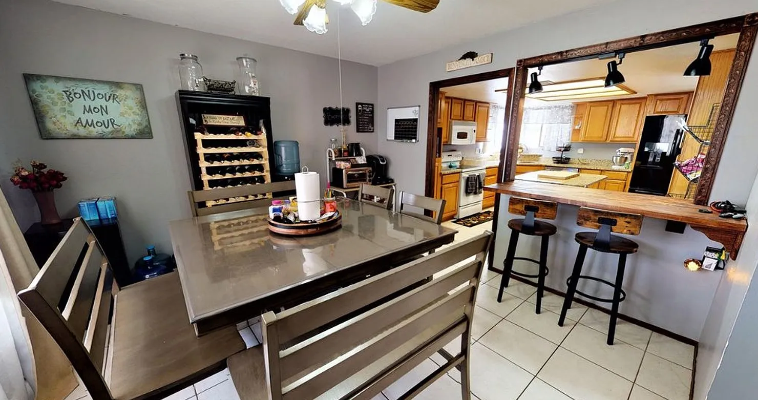 6 bed, 2744 sqft, $700 — Photo 3