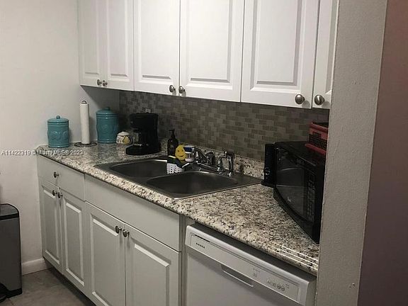 3rd image of 2075 NE 164th St APT 208