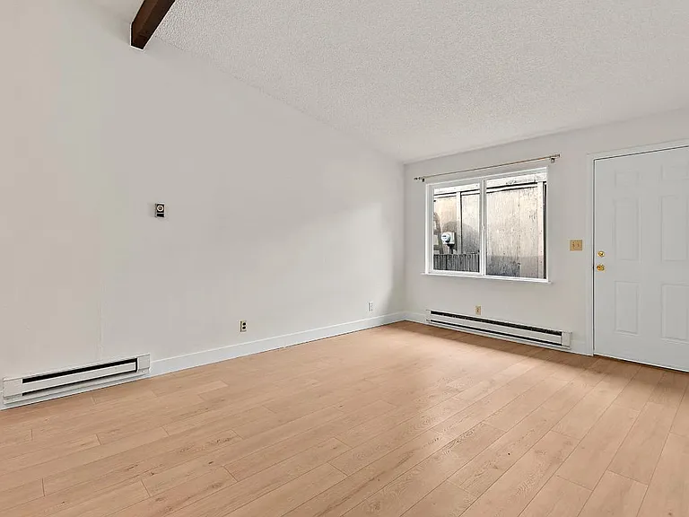 417 22nd St SE #D — Photo 7