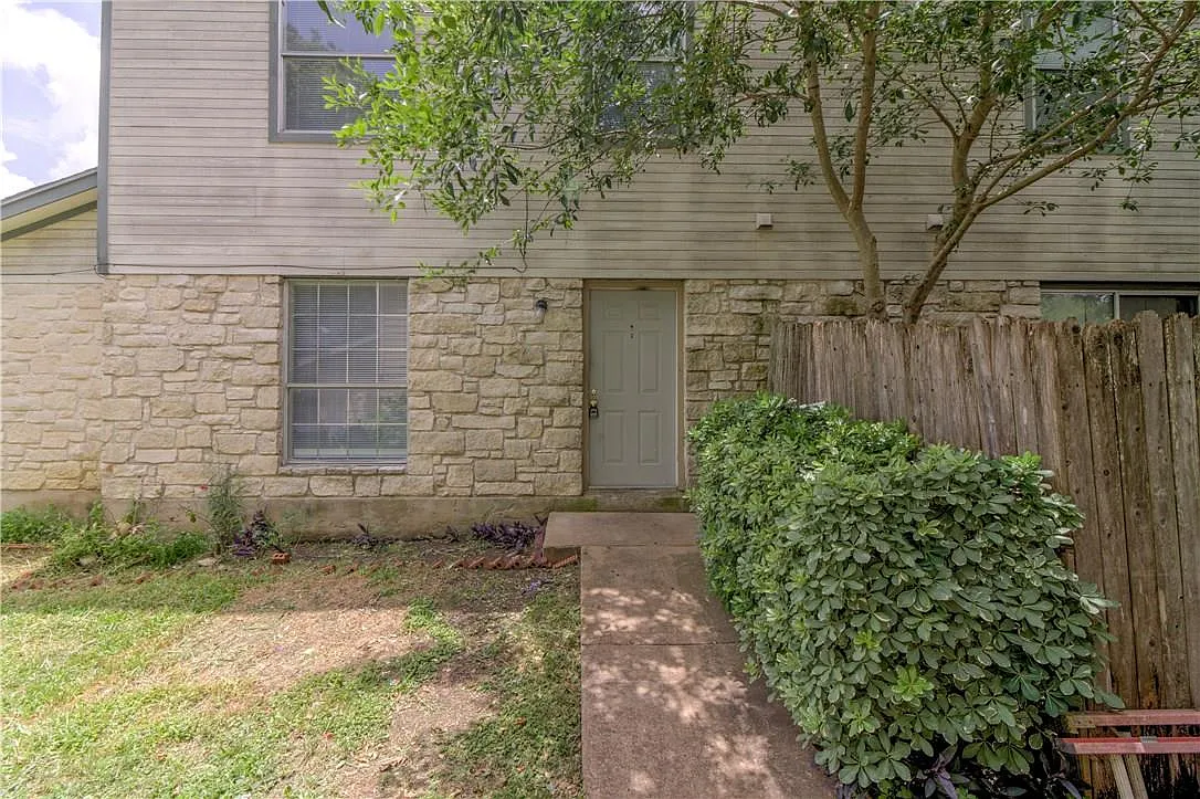2 bed, 2.5 bath, 1030 sqft, $925 — Photo 2