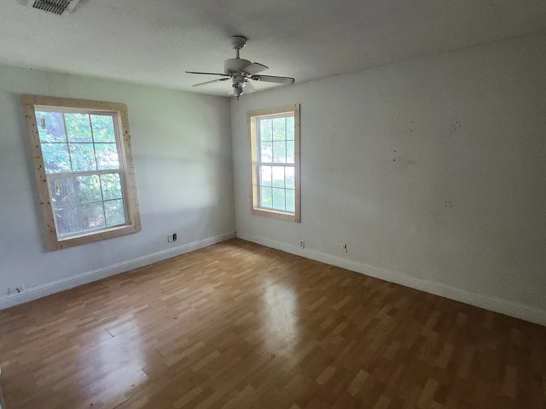 408 E Division St — Photo 11