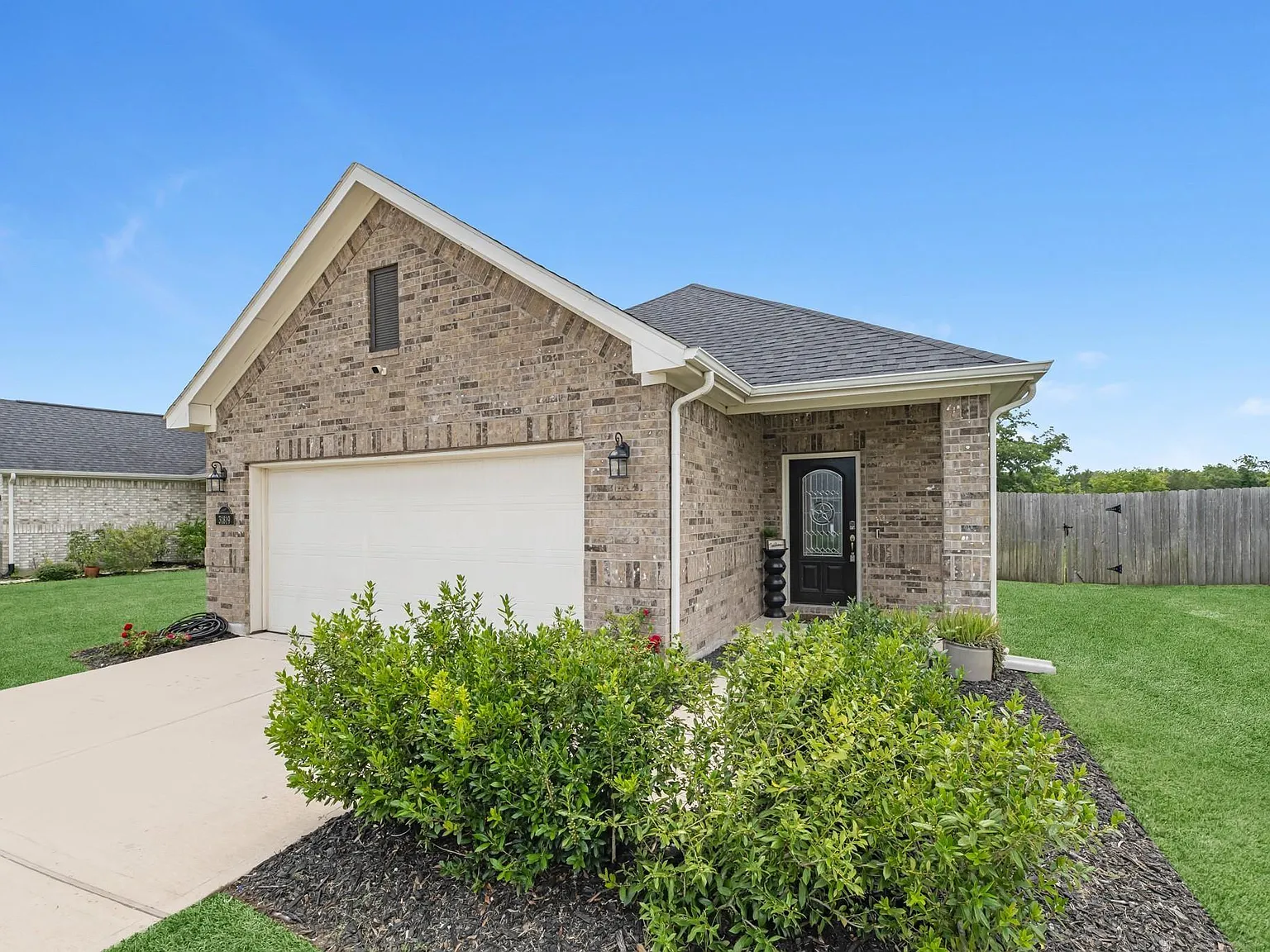 3 bed, 2.0 bath, 1602 sqft, $2,100 — Photo 2