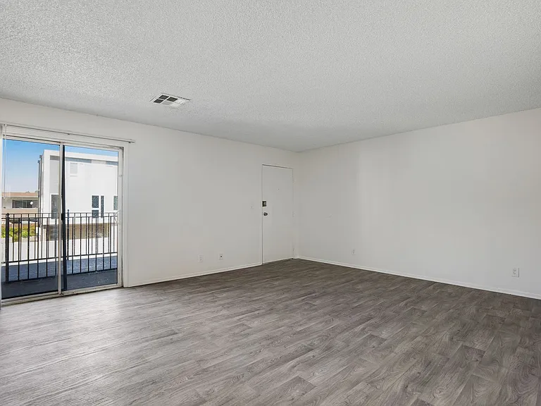 Windsor Arms Apartments — Photo 16