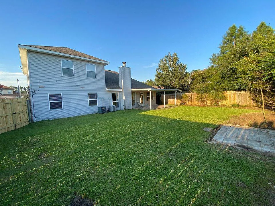 4 bed, 2.5 bath, 2350 sqft, $2,400 — Photo 2