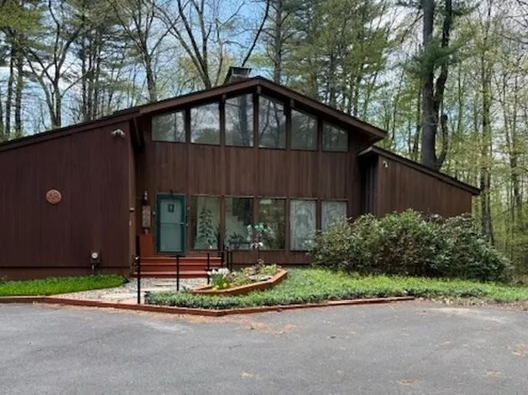 17 Juniper Ln, Amherst, MA 01002