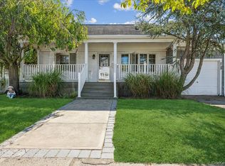 215 W Granada Ave, Lindenhurst, NY 11757