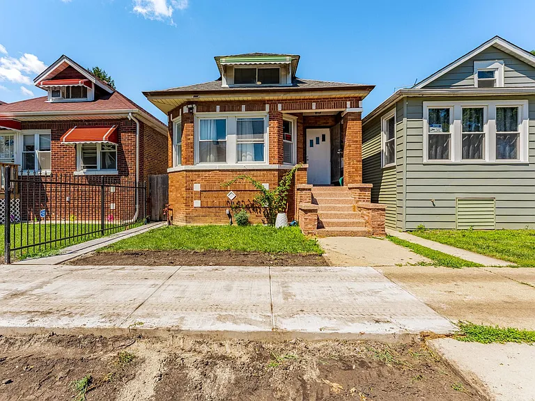 7008 S Oakley Ave — Photo 2