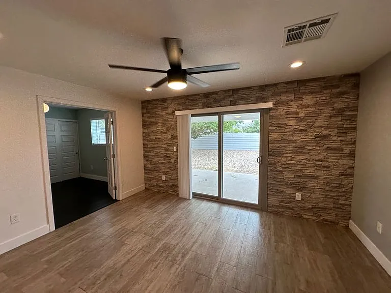 2315 E Marmora St — Photo 17