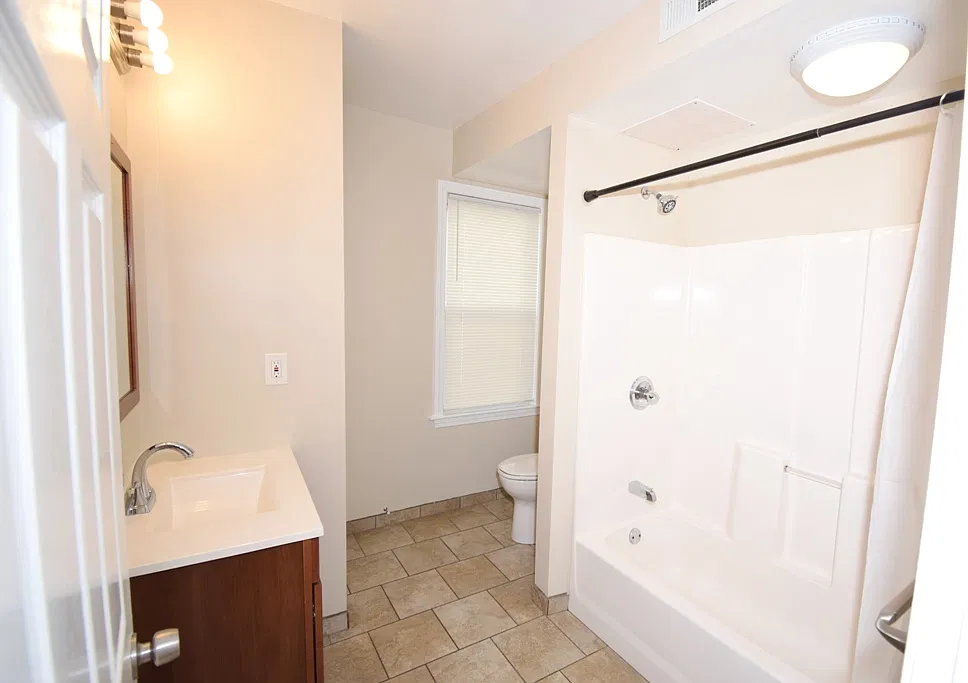 3 bed, 1100 sqft, $2,400 — Photo 3