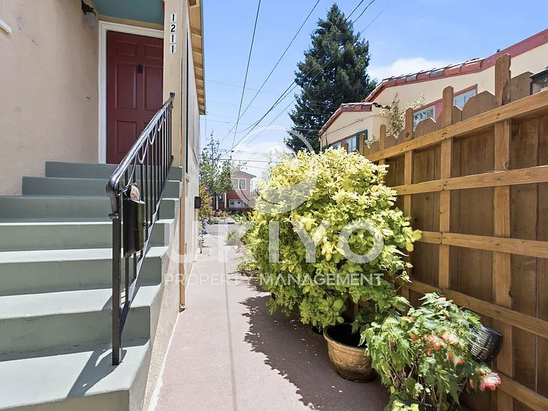 1211 Francisco St — Photo 37