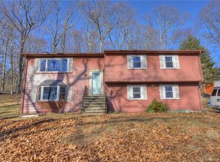 25 S Glenwoods Rd, Gales Ferry, CT 06335