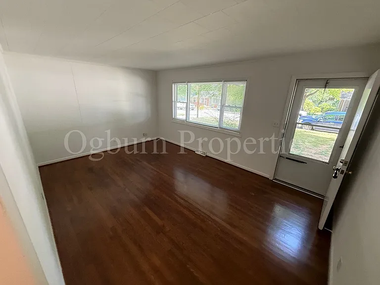 1102 Oak Grove Rd — Photo 3