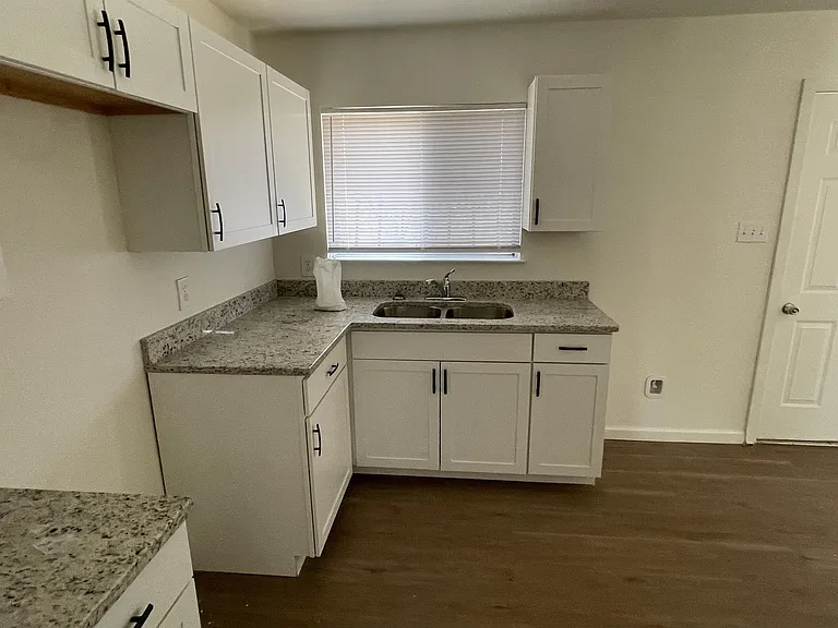 5547 Stonybrook Dr — Photo 8