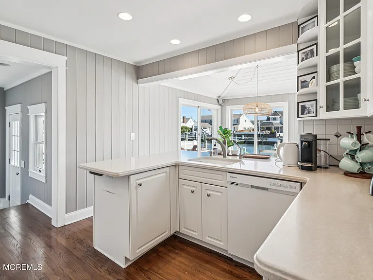 242 Curtis Point Dr — Photo 13