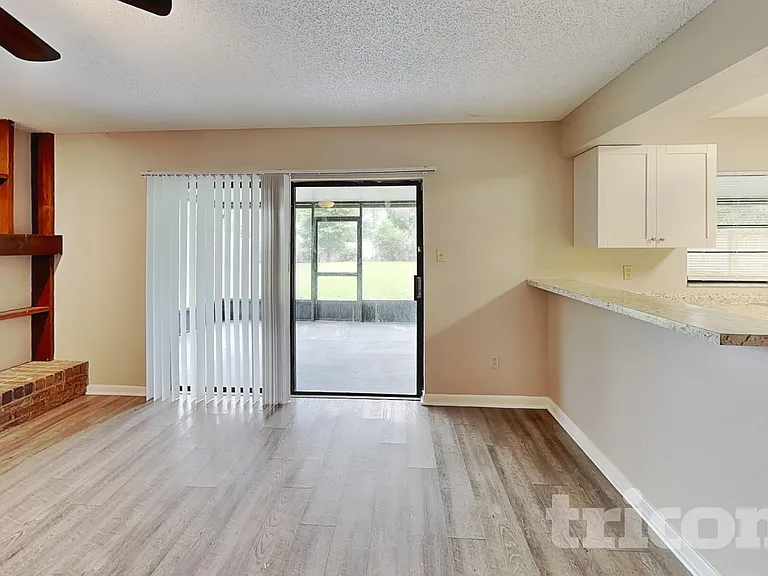 1311 Corner Oaks Dr — Photo 2