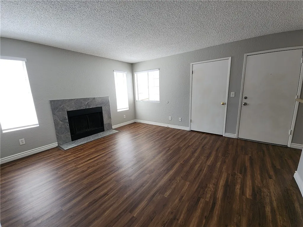 2 bed, 1.0 bath, 3212 sqft, $1,050 — Photo 3