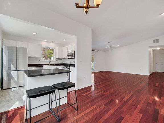 5th image of 923 Essex Dr