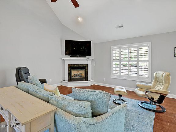 5th image of 1061 Leesburg Drive