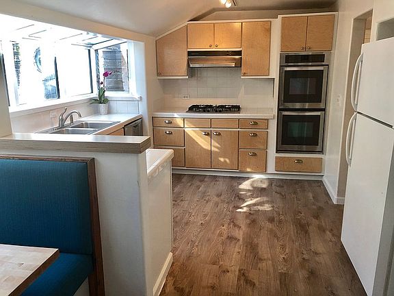 Kitchen+built in dining area