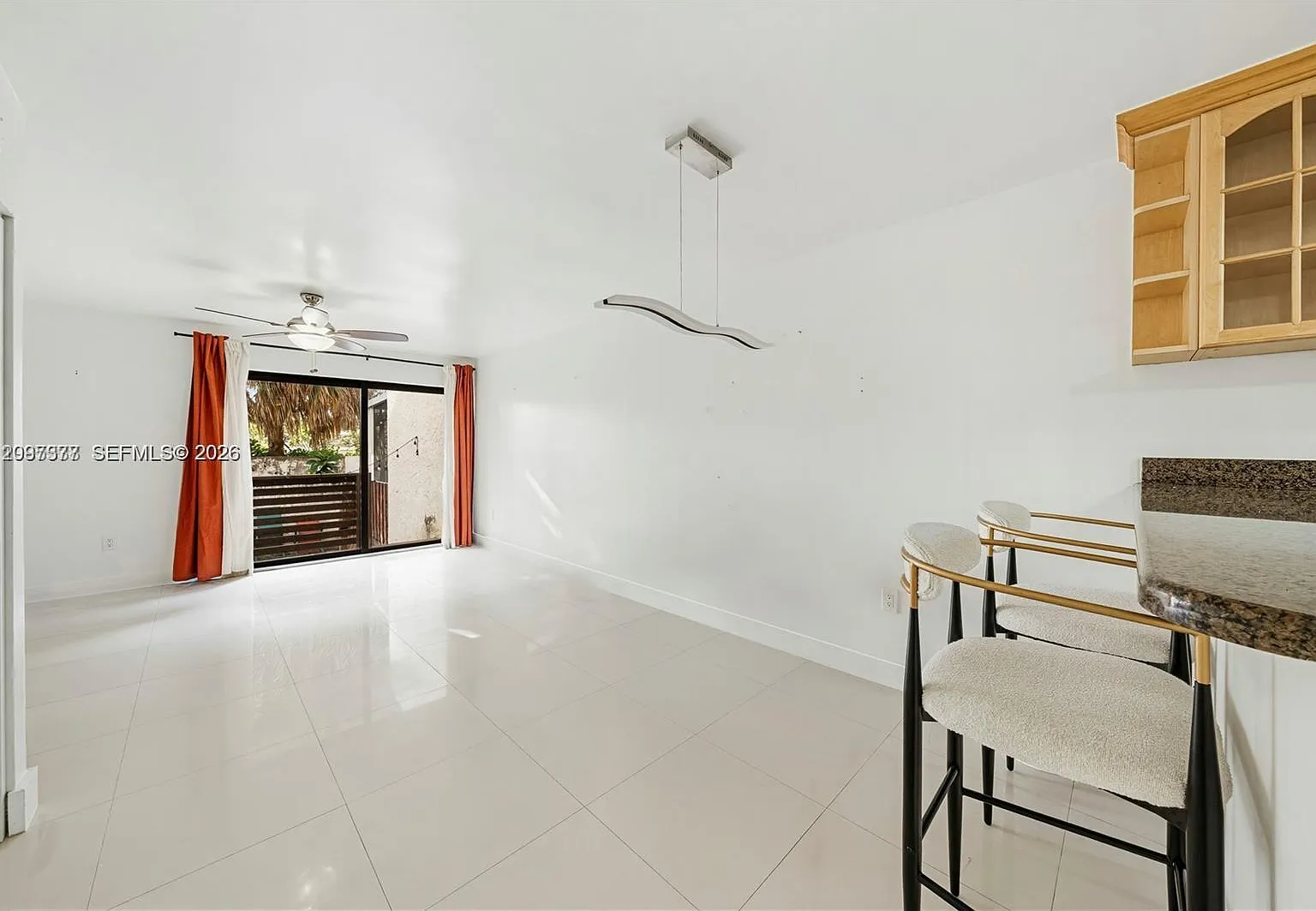 River Club Townhouse Cond — Photo 3