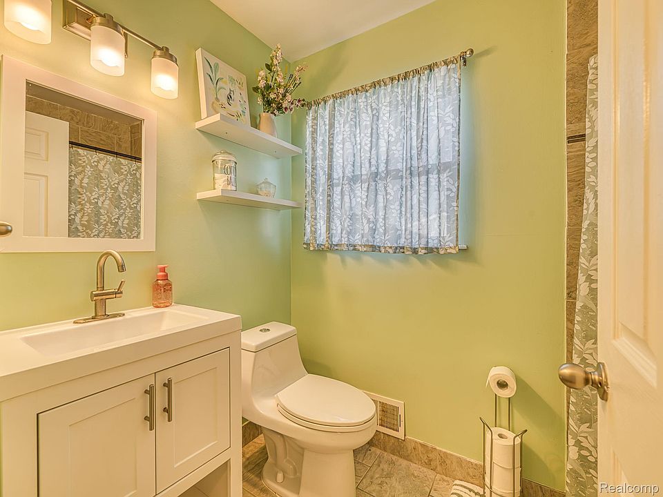 22490 Huntington Ct, photo 15