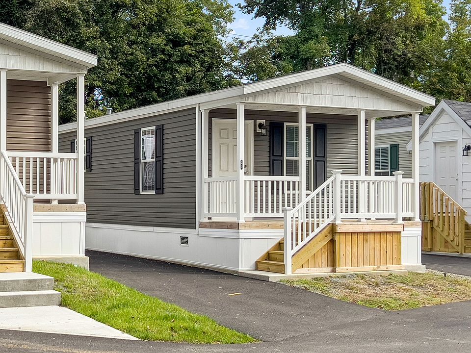 1st image of 20 Leeward Ln