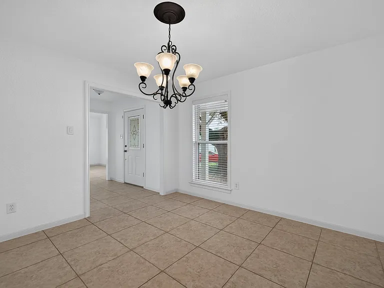 1202 Knollpark Cir — Photo 9