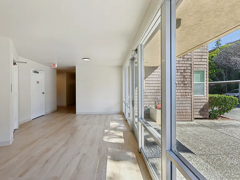 2490 Lancaster Dr — Photo 6
