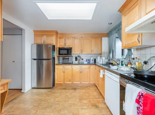 6282 Kathleen Ave #1601, Burnaby, BC V5H 4J4