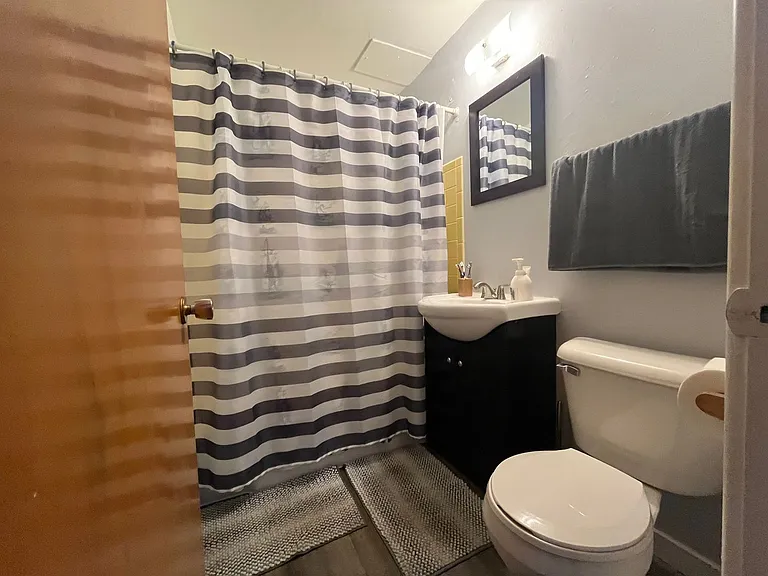 1456 N Farwell Ave — Photo 16