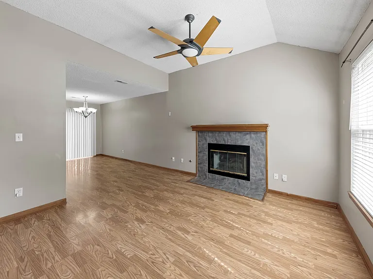 948 N Pine St — Photo 3