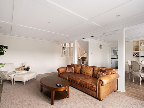 5th image of 4333 Locarno Cres
