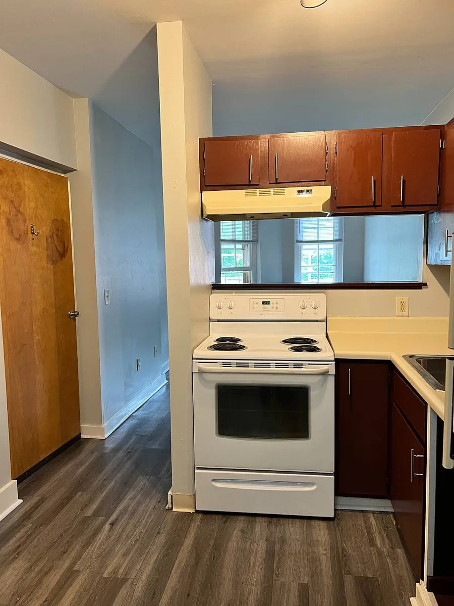 Building Photo - 13 N College St #4