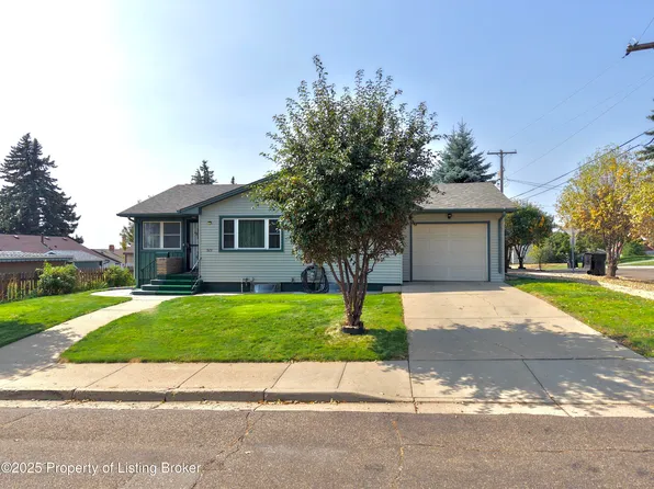 323 6th Ave E, Dickinson, ND 58601