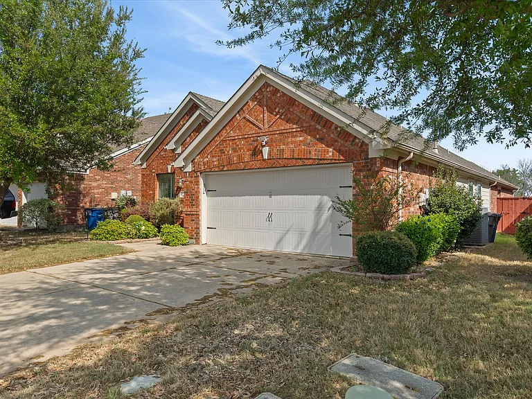 4114 Lee Hutson Dr — Photo 6