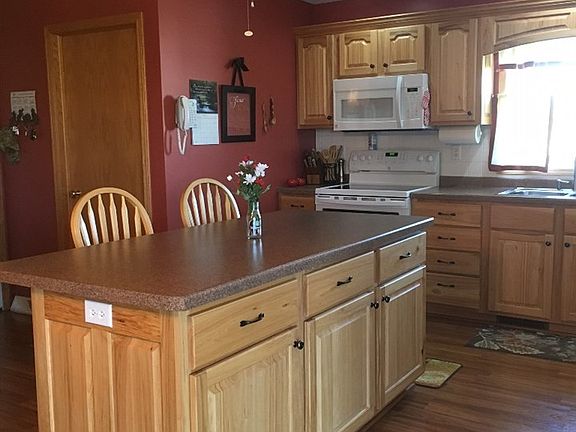 3rd image of 9860 Sandhill Dr