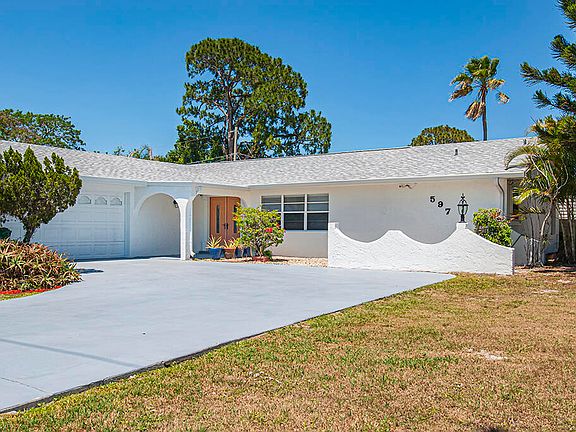 2nd image of 597 SE Floresta Drive