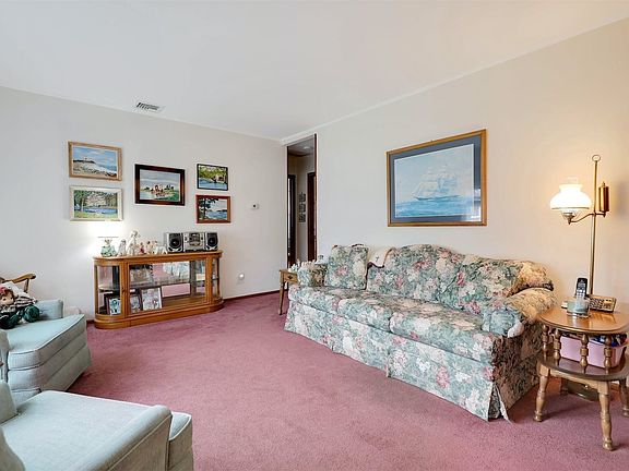 3rd image of 38 Colony Dr