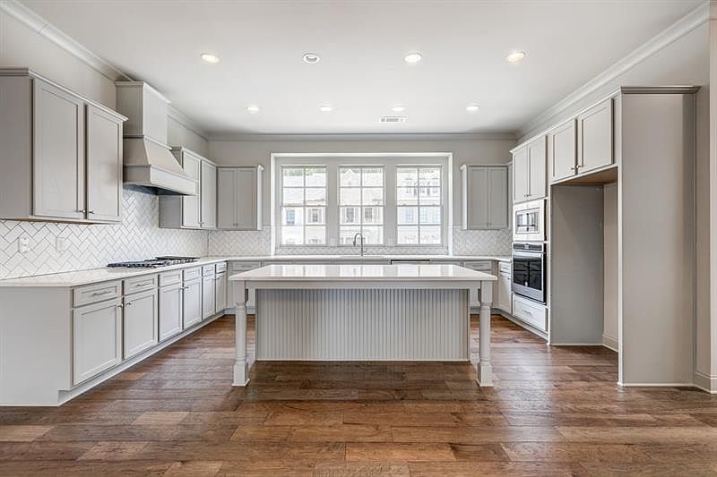 1st image of 2423 Skyland Way NE