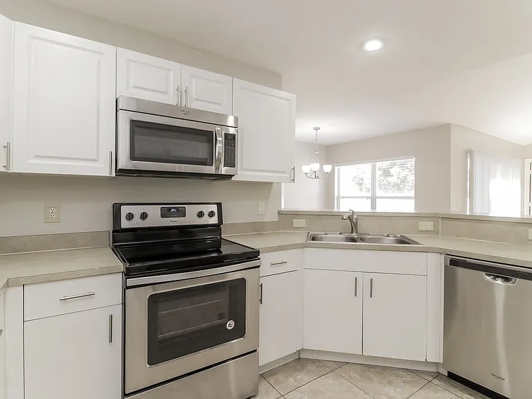 1018 SW 9th Ct — Photo 8