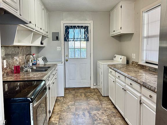 3rd image of 1628 Camellia St