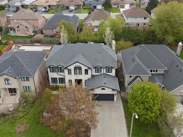 27 Elodia Ct, Hamilton, ON L9C 7R2