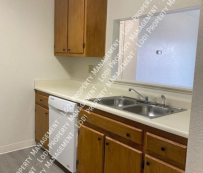 511 Almond Dr #10 — Photo 8