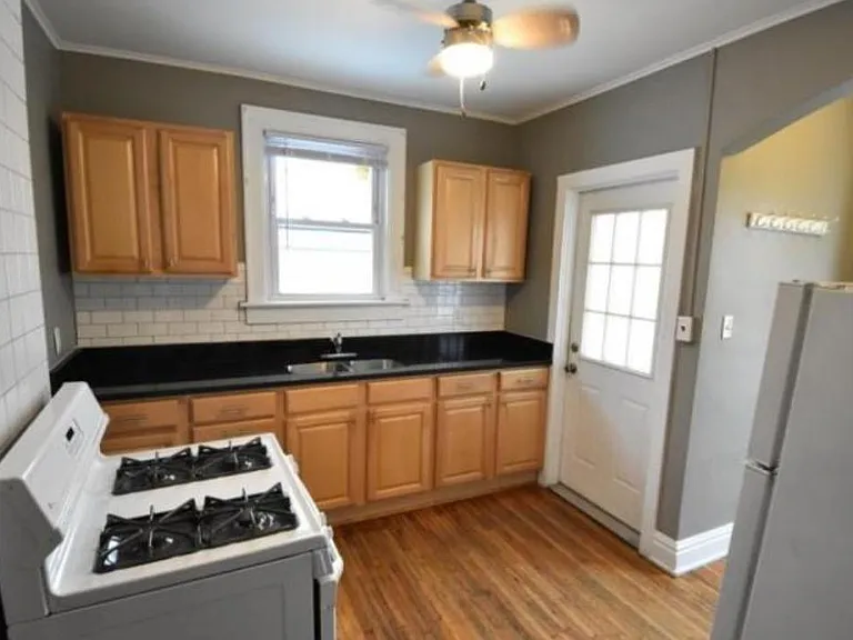 2667 Indianola Ave — Photo 6