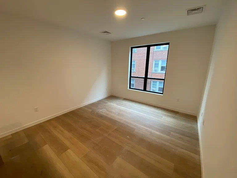 104 Howe St — Photo 111