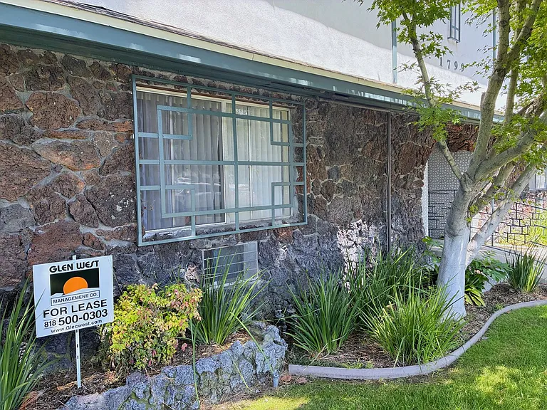 1799 N Hollywood Way — Photo 22